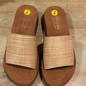TOP Moda Women’s Slide Sandal with Natural Woven Raffia Strap Size 7